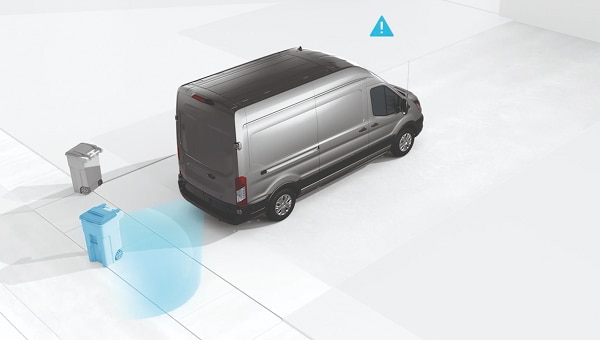 Ford Transit van ilustrando sensores traseros detectando un objeto.
